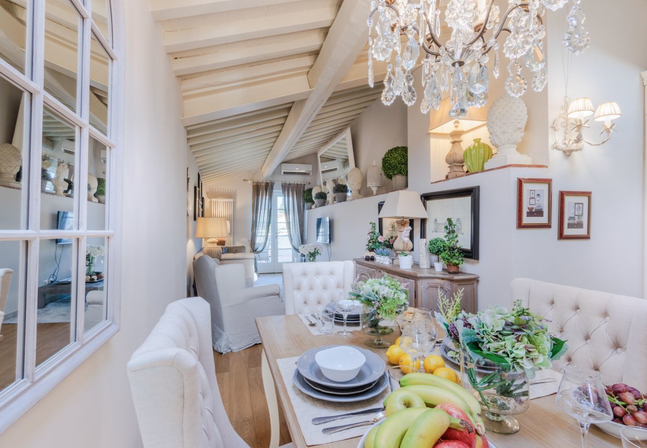 Ferienwohnung in Lucca - Unwind Yourself on a Panoramic Terrace inside Lucca