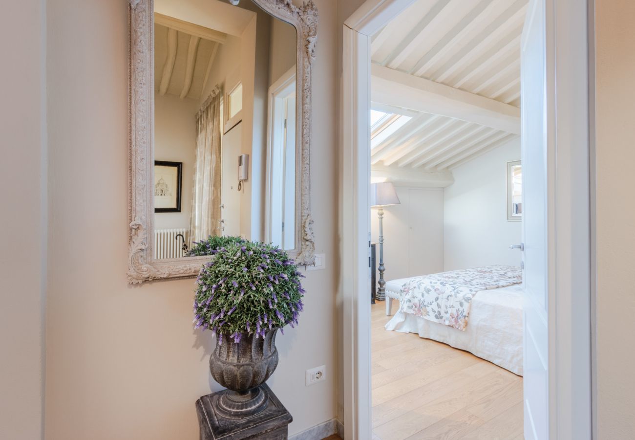 Ferienwohnung in Lucca - Unwind Yourself on a Panoramic Terrace inside Lucca