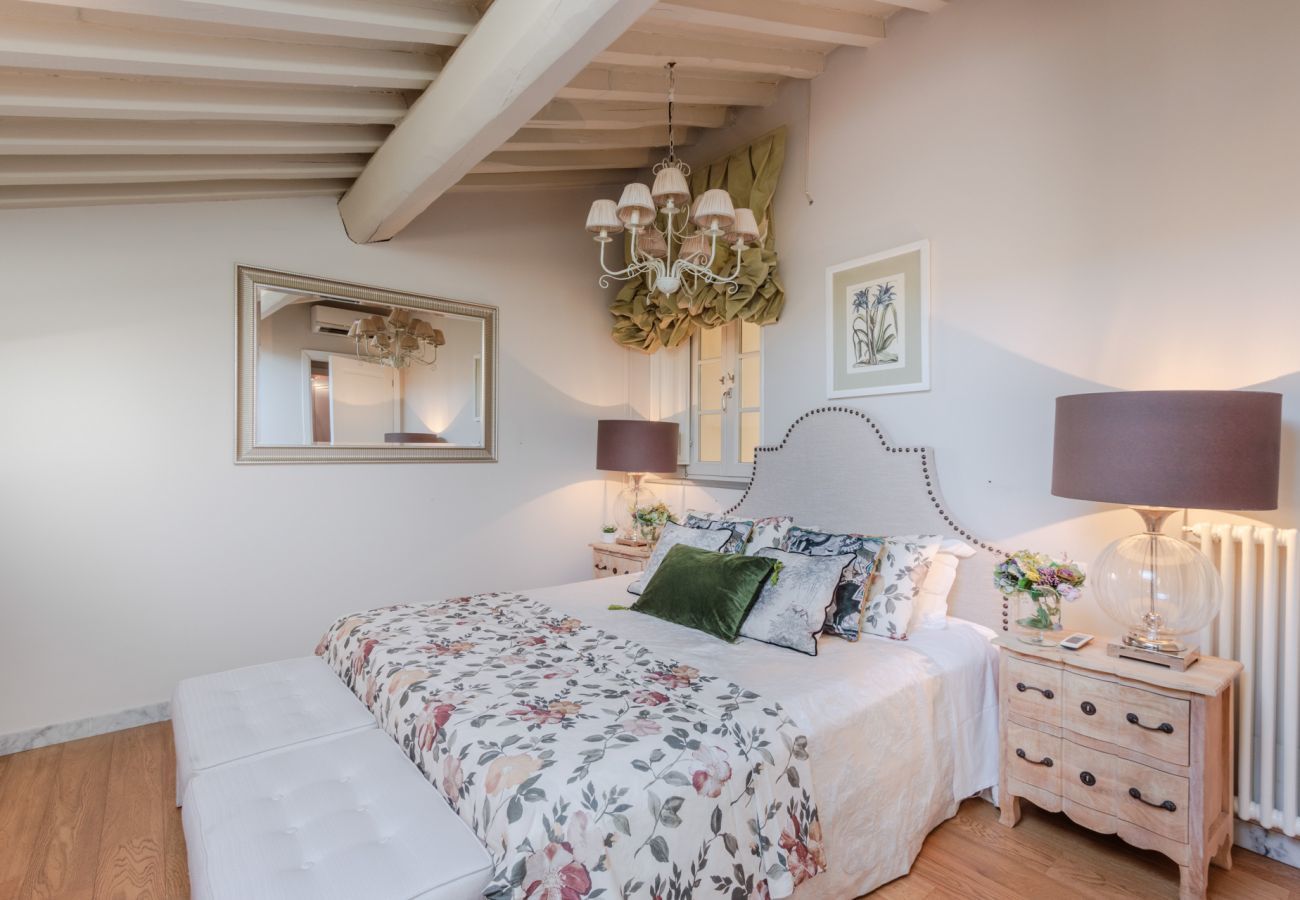 Ferienwohnung in Lucca - Unwind Yourself on a Panoramic Terrace inside Lucca