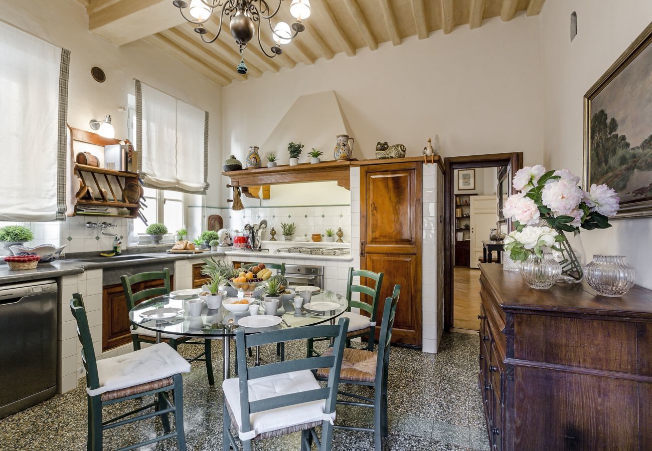 Ferienwohnung in Lucca - Homey Spacious 4 Bedrooms Flat in Lucca