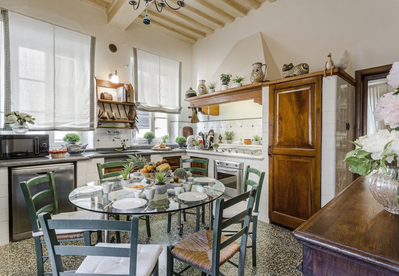 Ferienwohnung in Lucca - Homey Spacious 4 Bedrooms Flat in Lucca