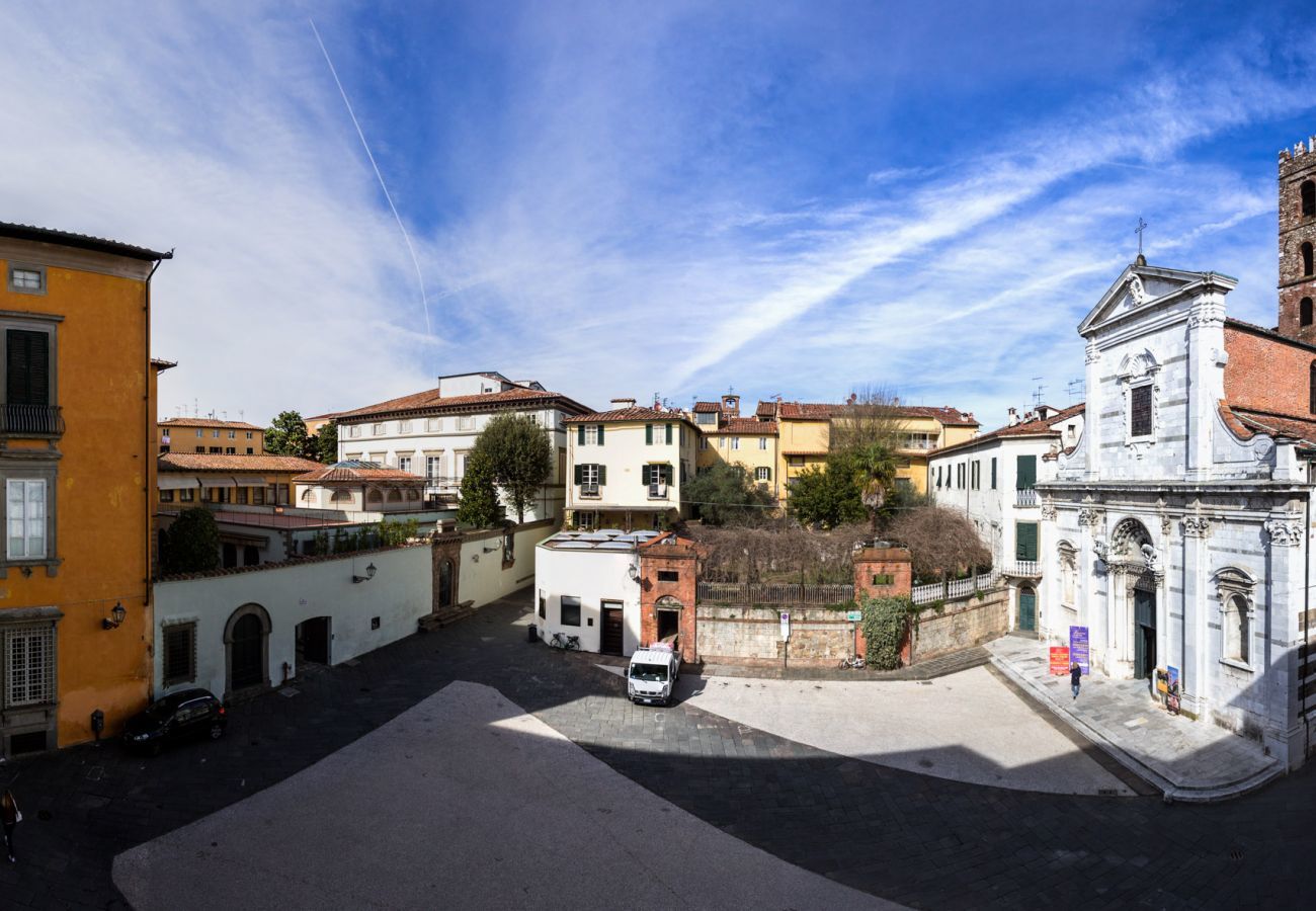 Ferienwohnung in Lucca - 2 Bedrooms Apartment with Terrace and Elevator