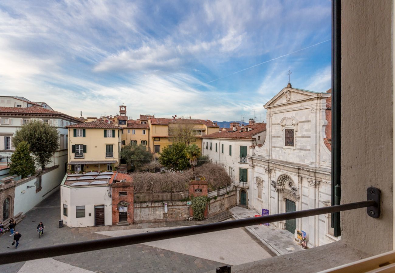 Ferienwohnung in Lucca - 2 Bedrooms Apartment with Terrace and Amazing Views