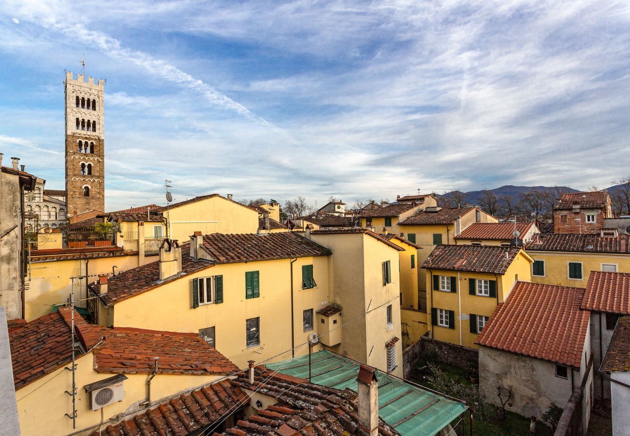 Ferienwohnung in Lucca - 2 Bedrooms Apartment with Terrace and Amazing Views