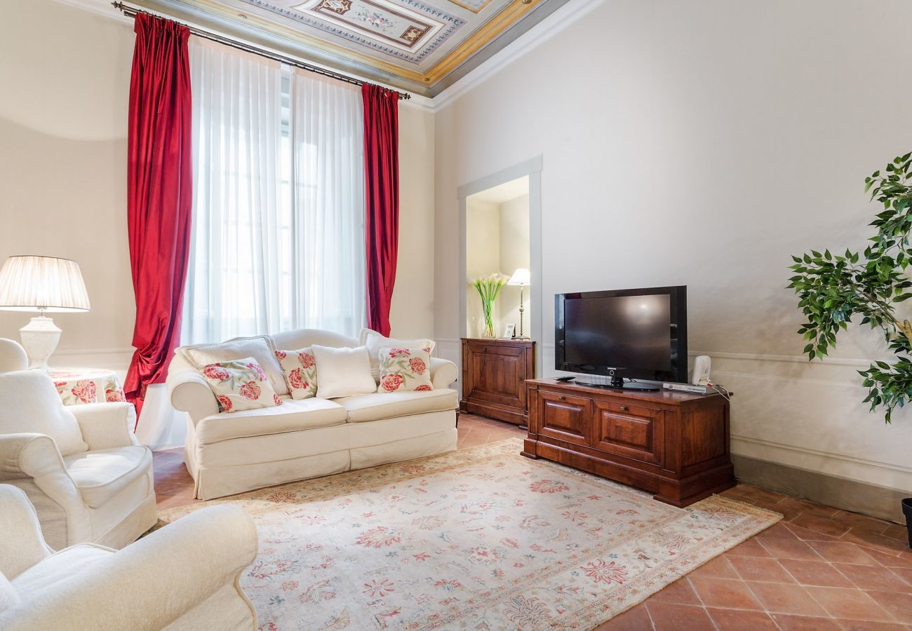 Ferienwohnung in Lucca -  Jenseits des außergewöhnlichen romantischen ruhigen geräumigen Apartments neben dem Guinigi Tower