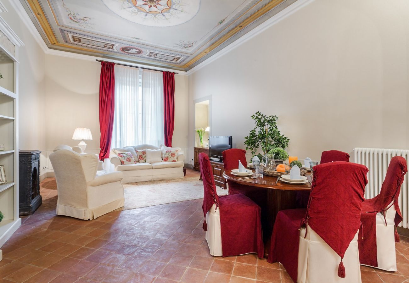 Ferienwohnung in Lucca -  Jenseits des außergewöhnlichen romantischen ruhigen geräumigen Apartments neben dem Guinigi Tower