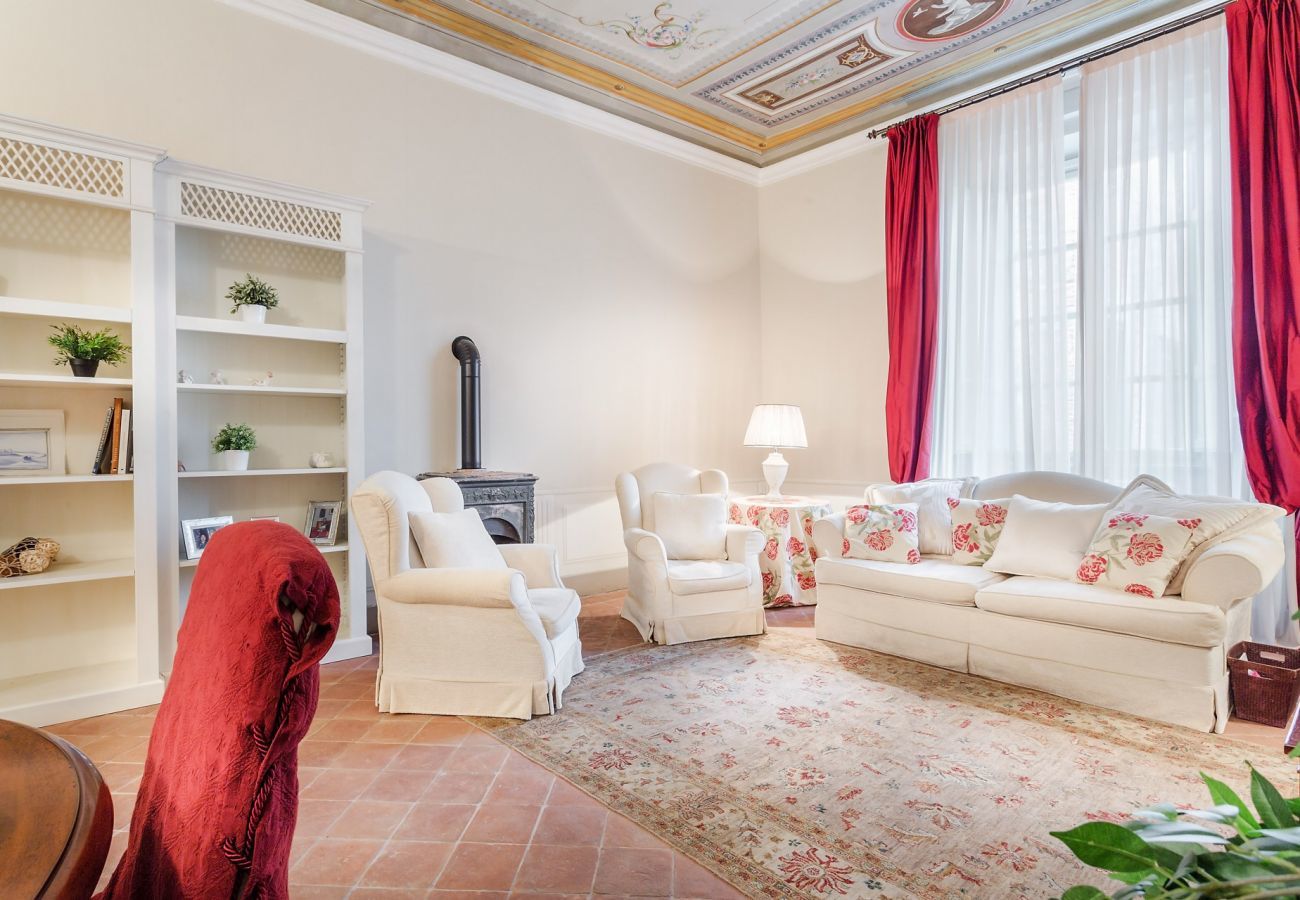 Ferienwohnung in Lucca -  Jenseits des außergewöhnlichen romantischen ruhigen geräumigen Apartments neben dem Guinigi Tower