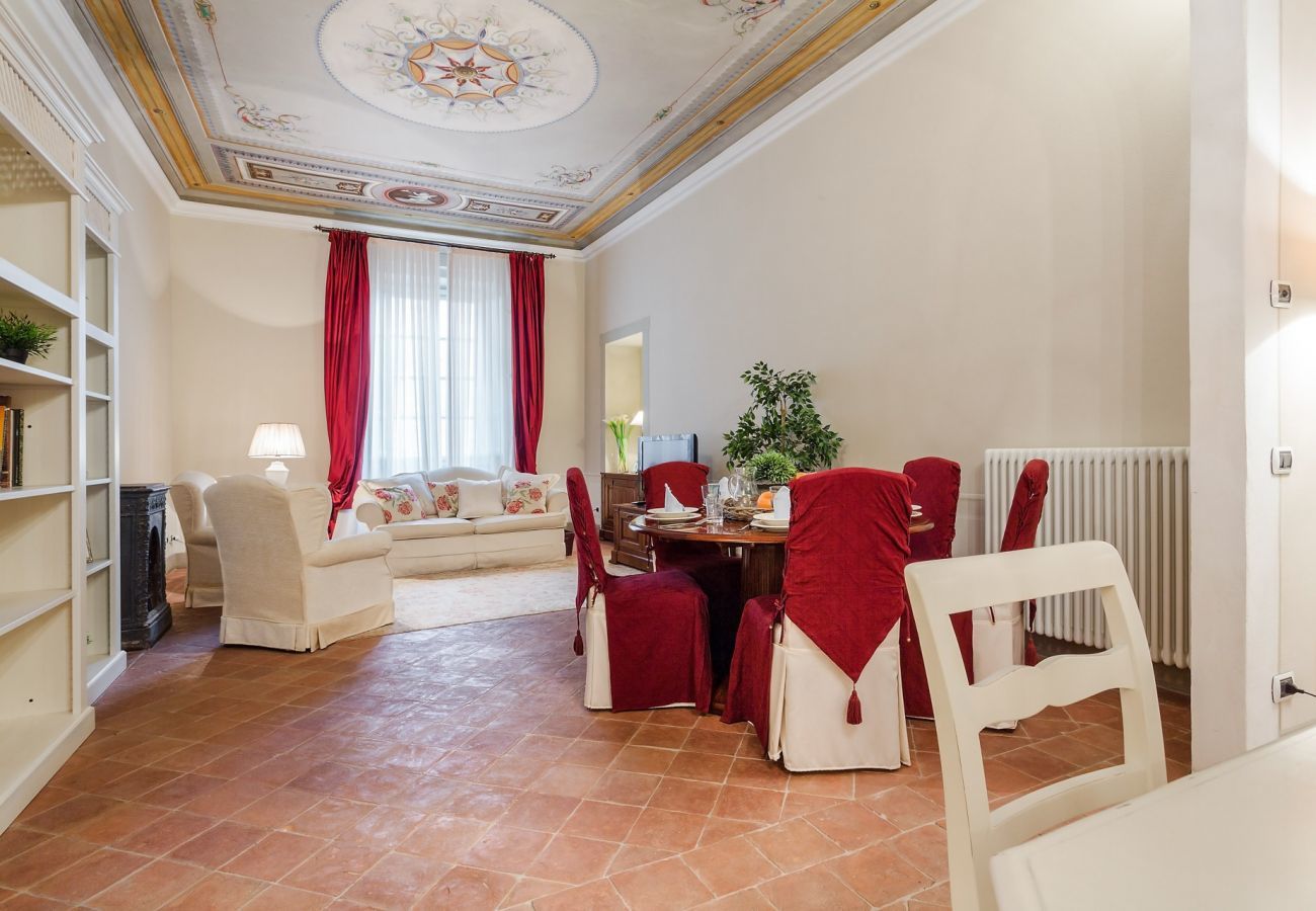 Ferienwohnung in Lucca -  Jenseits des außergewöhnlichen romantischen ruhigen geräumigen Apartments neben dem Guinigi Tower