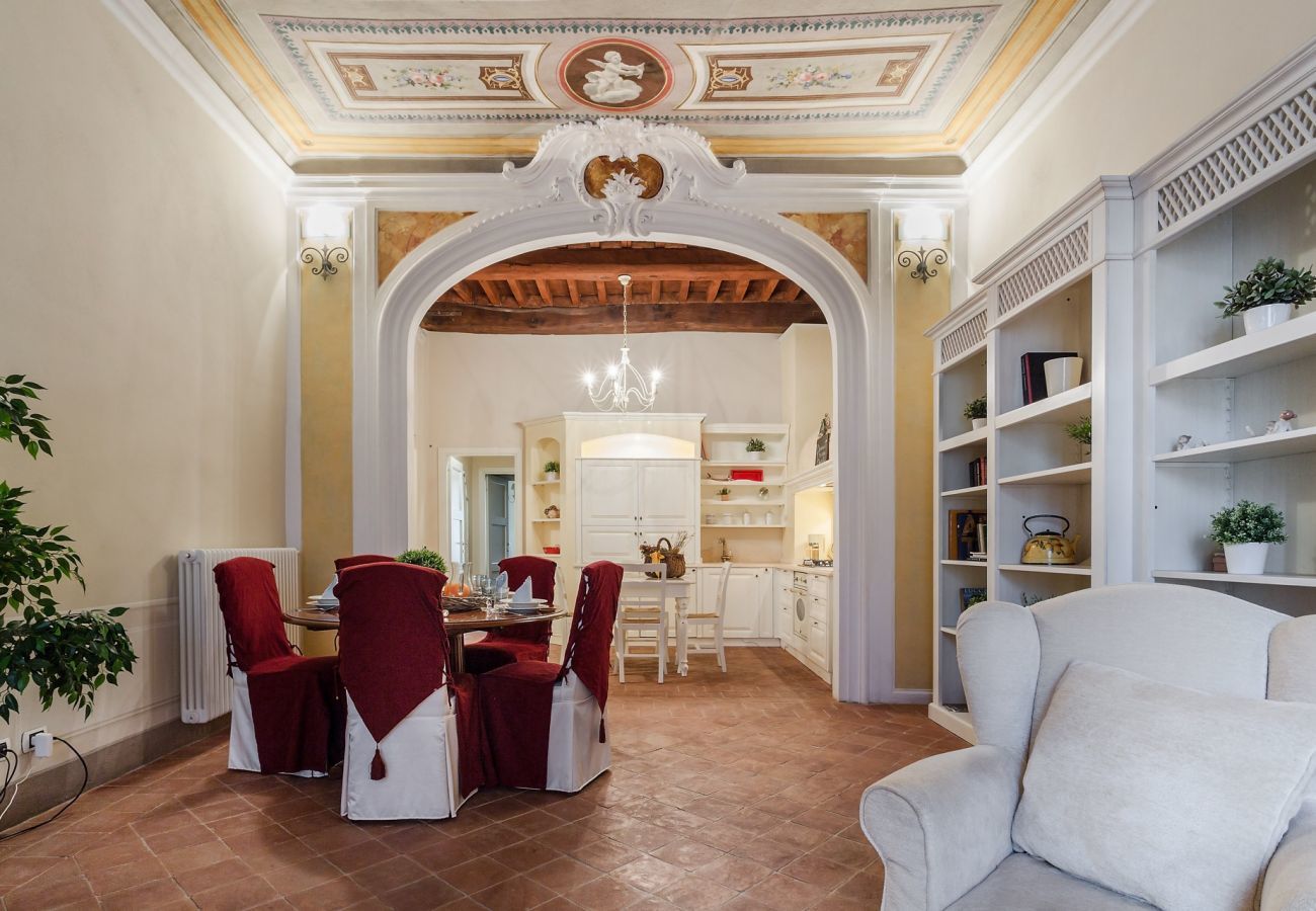 Ferienwohnung in Lucca -  Jenseits des außergewöhnlichen romantischen ruhigen geräumigen Apartments neben dem Guinigi Tower