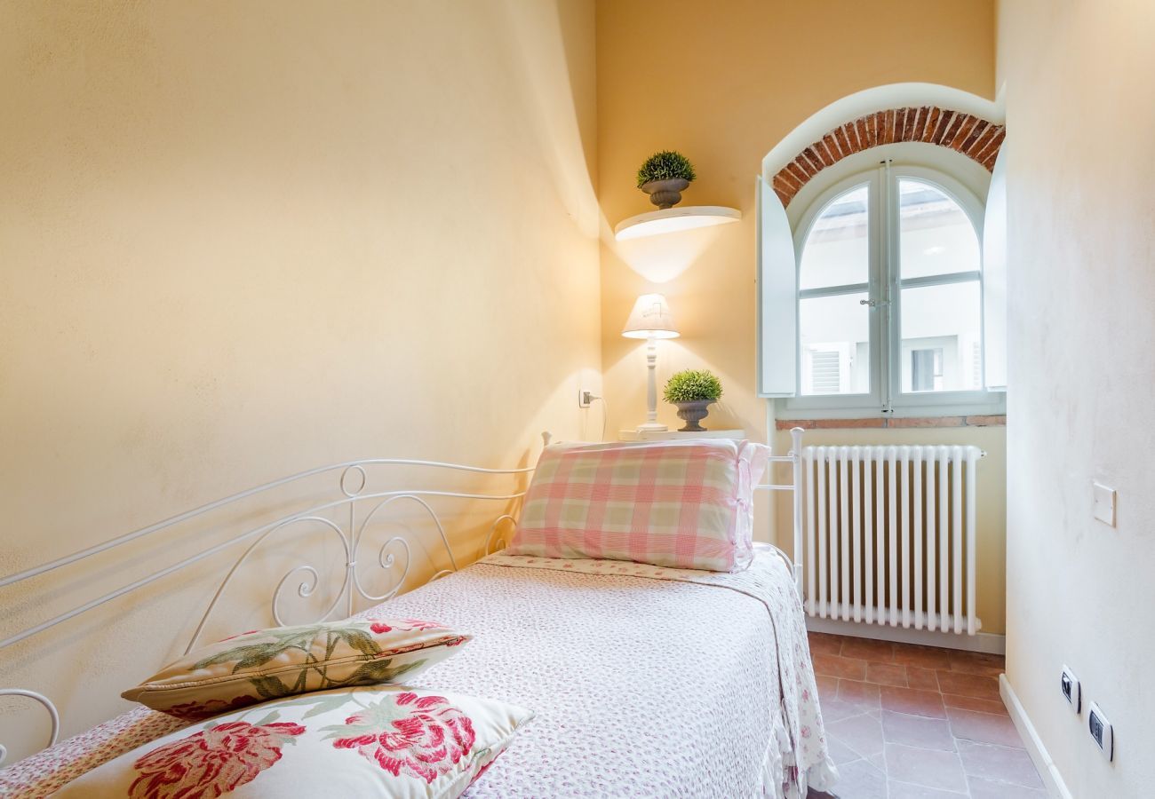 Ferienwohnung in Lucca -  Jenseits des außergewöhnlichen romantischen ruhigen geräumigen Apartments neben dem Guinigi Tower