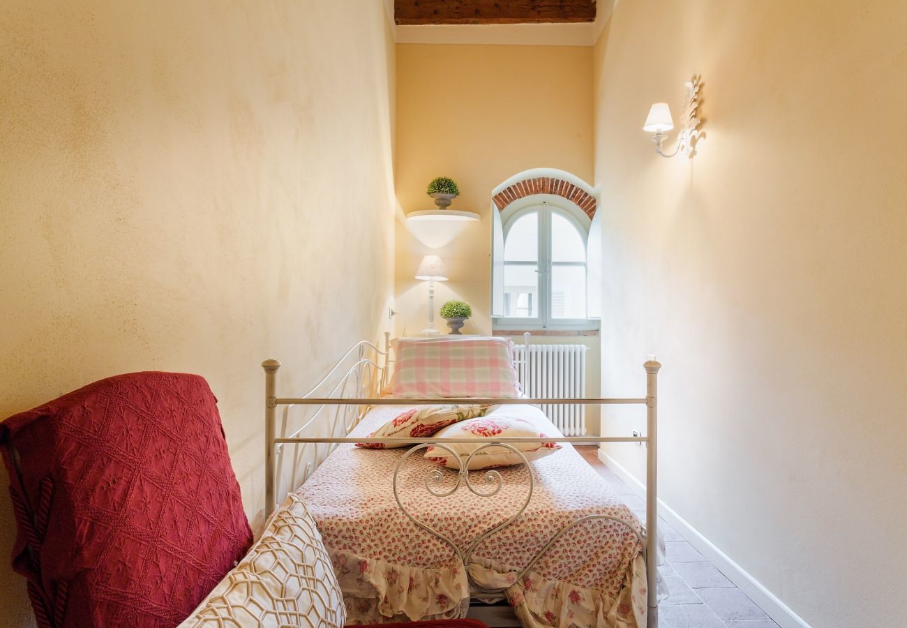 Ferienwohnung in Lucca -  Jenseits des außergewöhnlichen romantischen ruhigen geräumigen Apartments neben dem Guinigi Tower