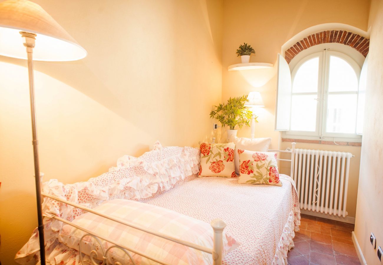 Ferienwohnung in Lucca -  Jenseits des außergewöhnlichen romantischen ruhigen geräumigen Apartments neben dem Guinigi Tower