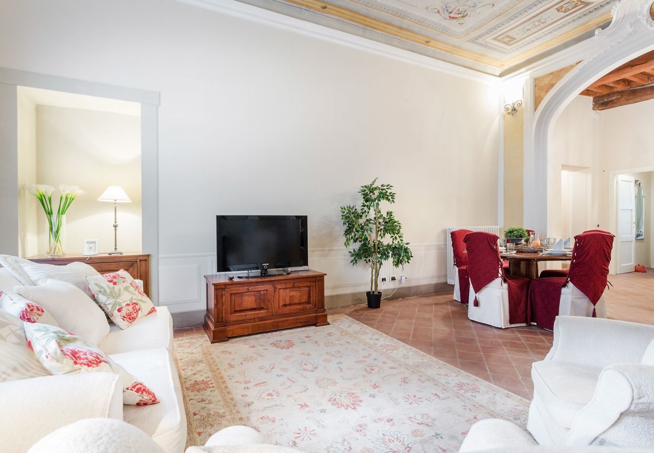 Ferienwohnung in Lucca -  Jenseits des außergewöhnlichen romantischen ruhigen geräumigen Apartments neben dem Guinigi Tower