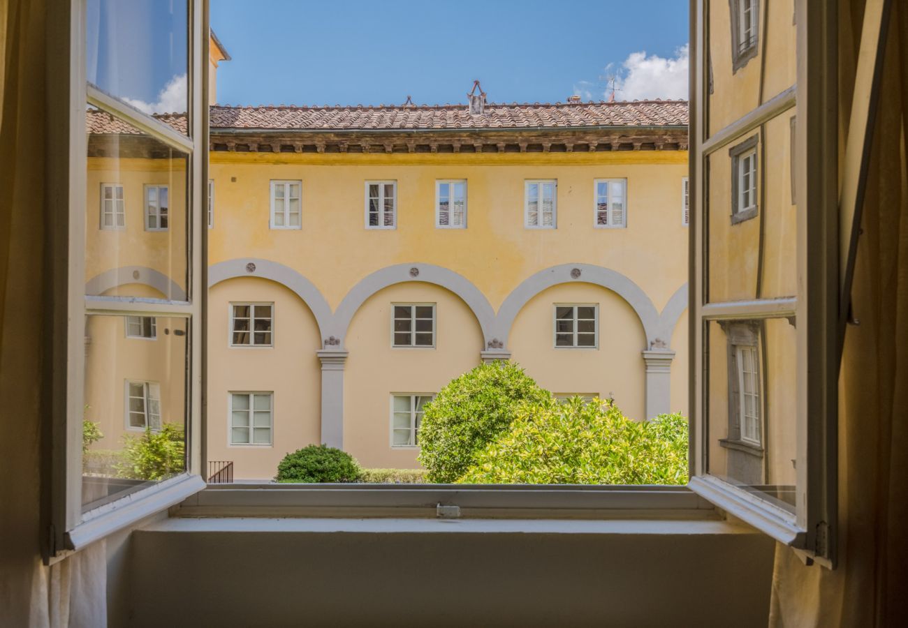 Ferienwohnung in Lucca - Comfortable Convenient Apartment with Garden Views