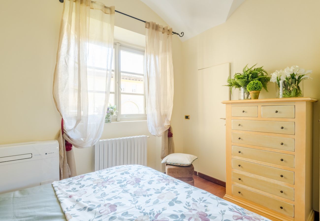 Ferienwohnung in Lucca - Comfortable Convenient Apartment with Garden Views