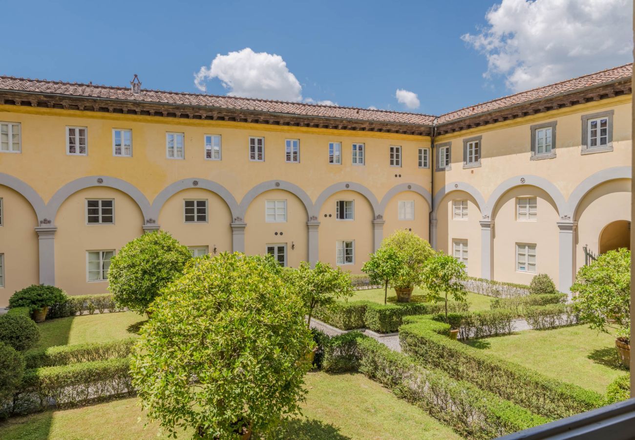 Ferienwohnung in Lucca - Comfortable Convenient Apartment with Garden Views