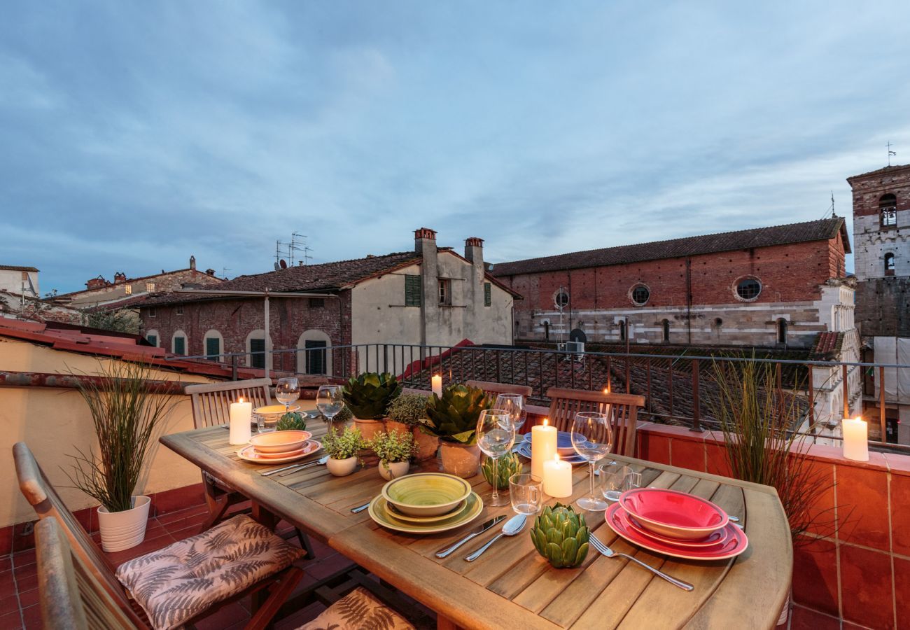 Ferienwohnung in Lucca -  PANORAMIC TERRACE PENTHOUSE in den Mauern von Lucca