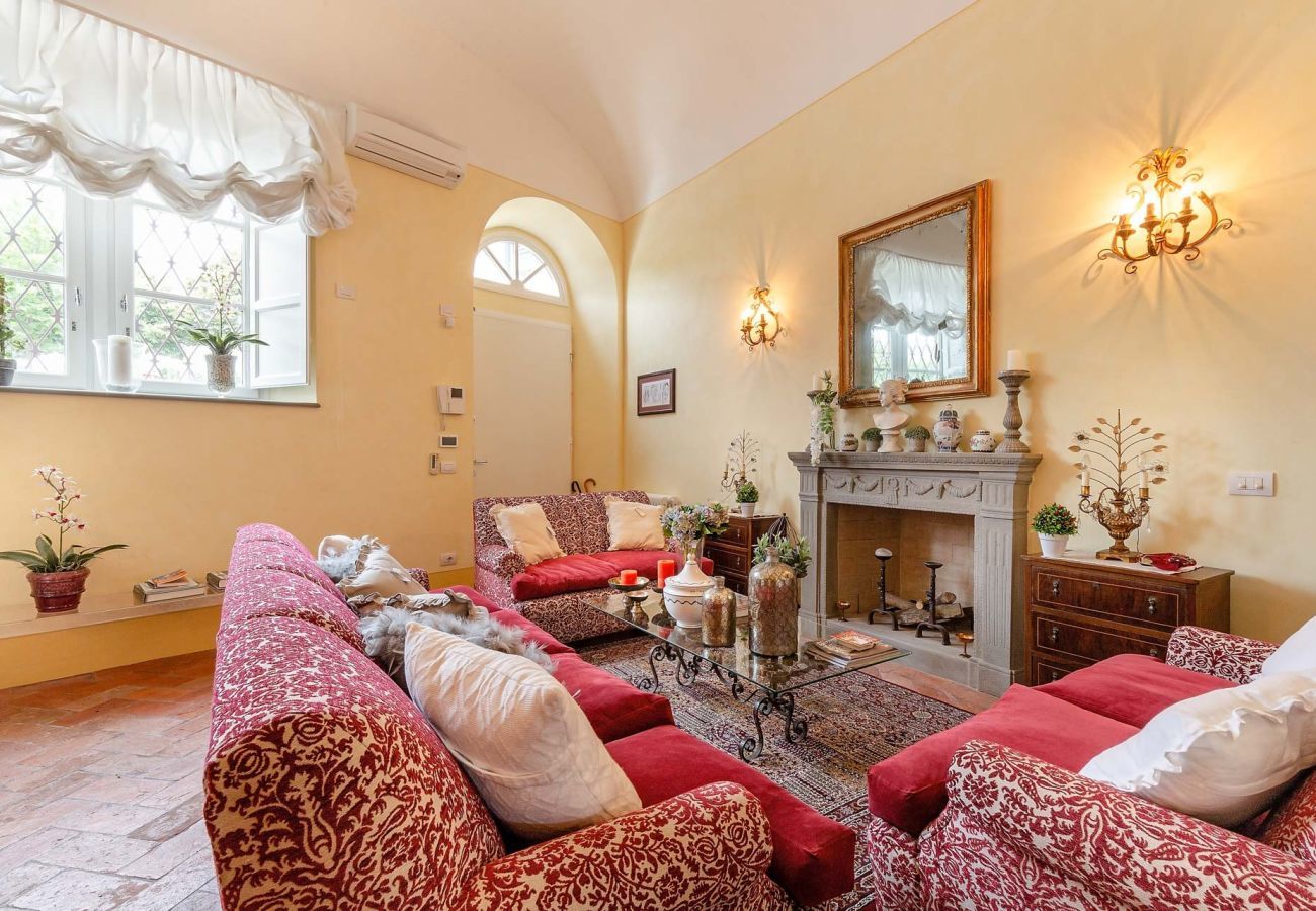 Ferienwohnung in Lucca - Spacious Ground Floor Apartment with Private Garden Inside the Walls of Lucca