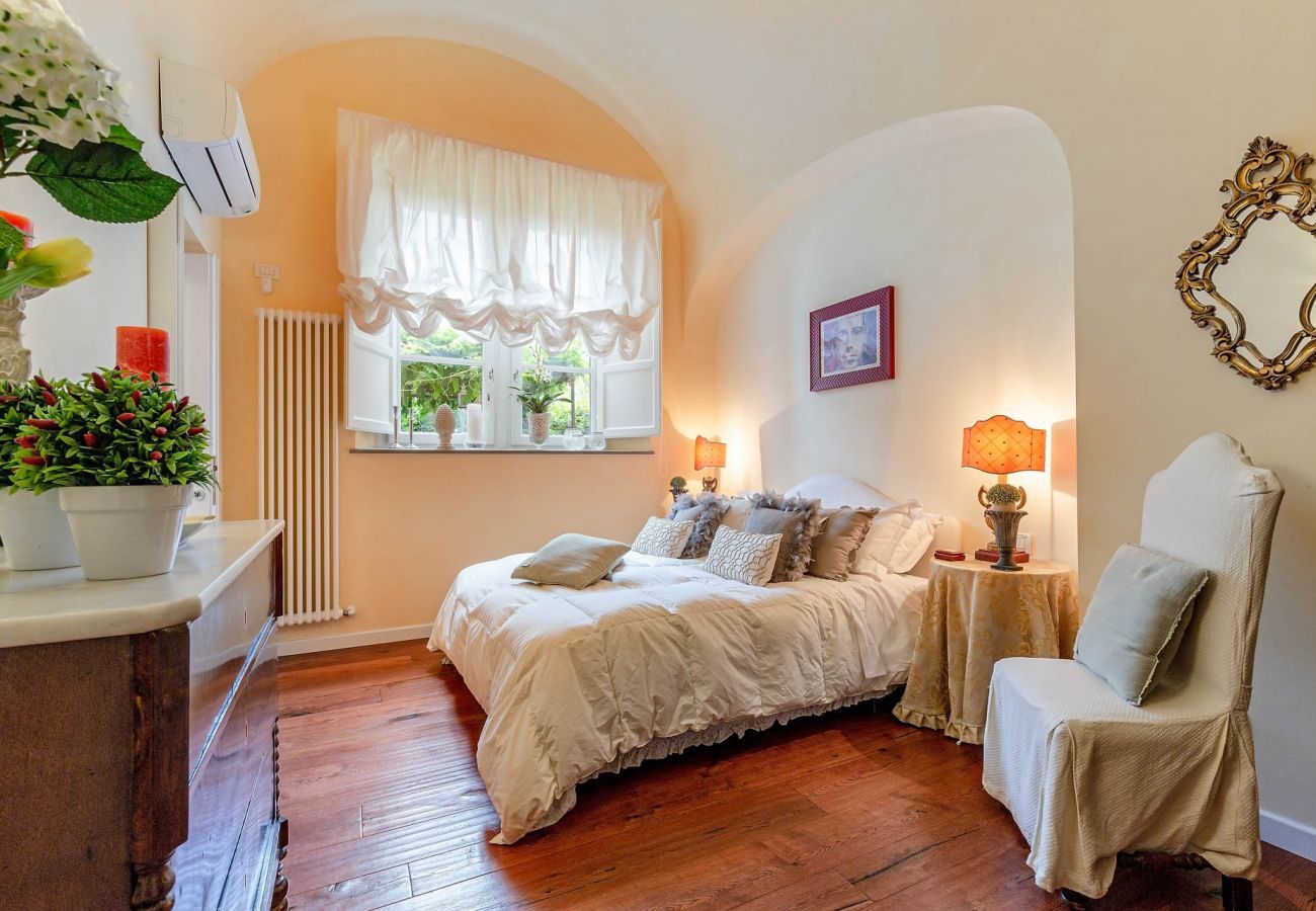 Ferienwohnung in Lucca - Spacious Ground Floor Apartment with Private Garden Inside the Walls of Lucca