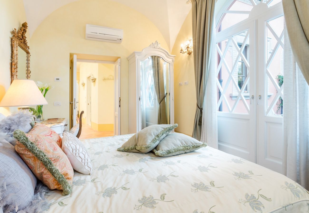 Ferienwohnung in Lucca - CASA VERA exquisite 2 bedrooms 2 baths apartment with garden, A/C 