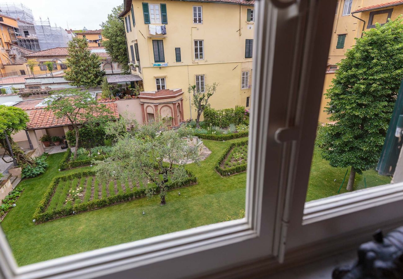 Ferienwohnung in Lucca - PUCCINI PENTHOUSE with Terrace inside Lucca