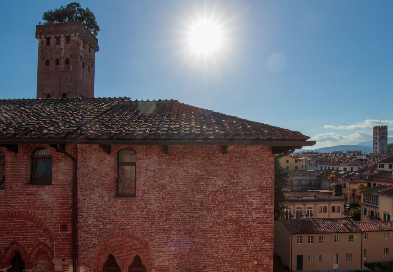 Ferienwohnung in Lucca - Spacious Home with Elevator along Via Guinigi inside the Lucca Walls