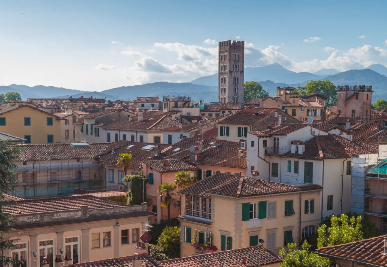 Ferienwohnung in Lucca - Spacious Home with Elevator along Via Guinigi inside the Lucca Walls