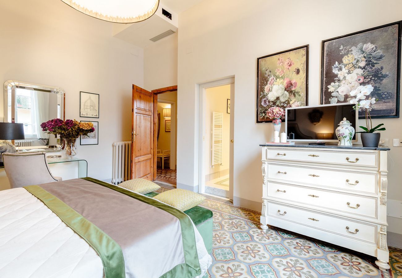 Ferienwohnung in Lucca - The Park View 4 Bedrooms Apartment with Terrace and Elevator inside the Walls of Lucca