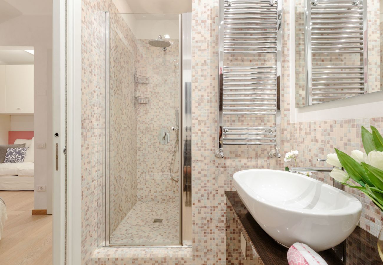 Ferienwohnung in Lucca - ORCHIDEA BIANCA a 2 Bedrooms 2 Bathrooms Understated Luxury with a Welcoming Ambience