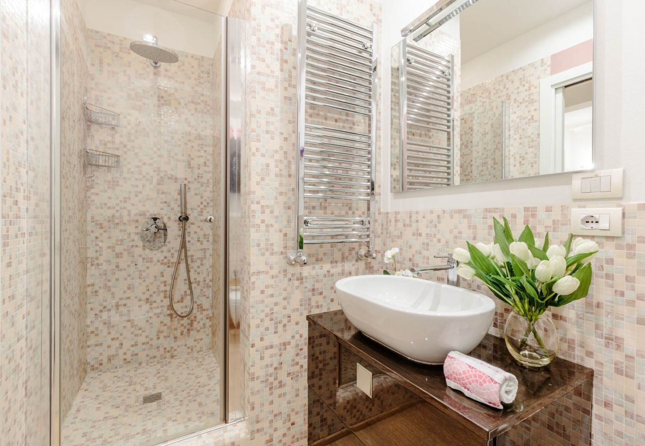 Ferienwohnung in Lucca - ORCHIDEA BIANCA a 2 Bedrooms 2 Bathrooms Understated Luxury with a Welcoming Ambience