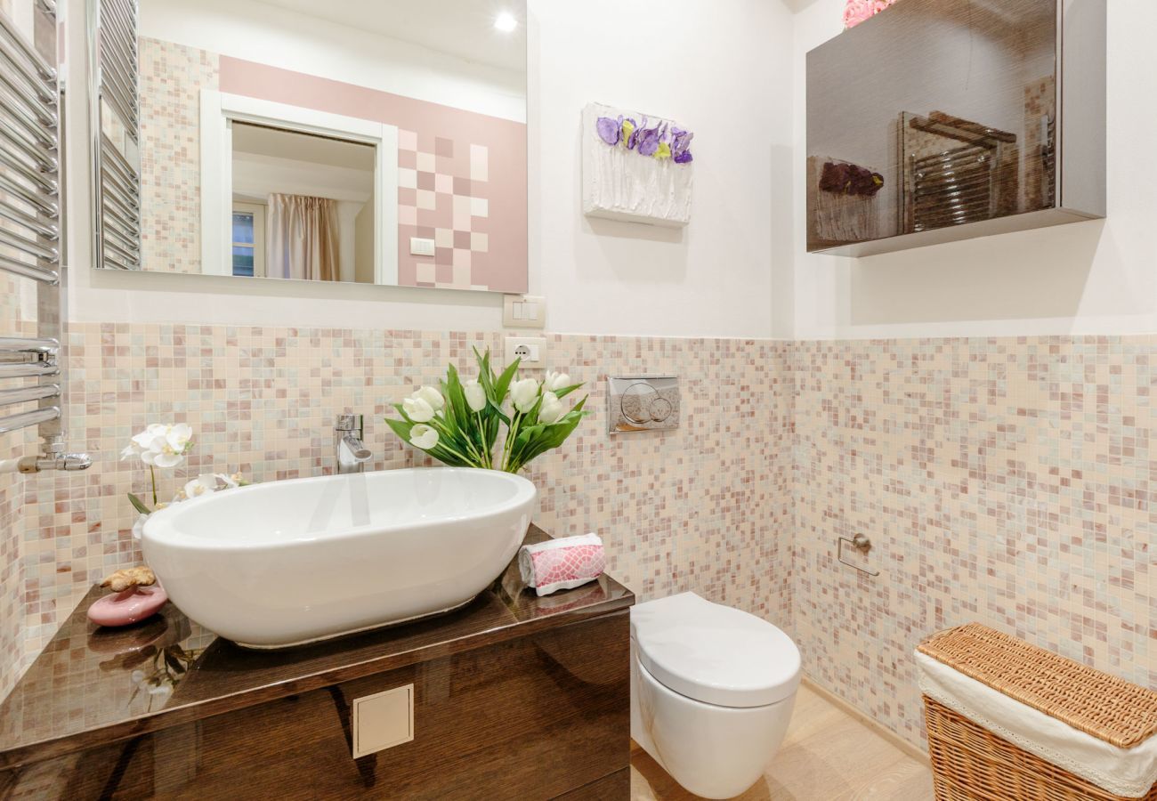 Ferienwohnung in Lucca - ORCHIDEA BIANCA a 2 Bedrooms 2 Bathrooms Understated Luxury with a Welcoming Ambience