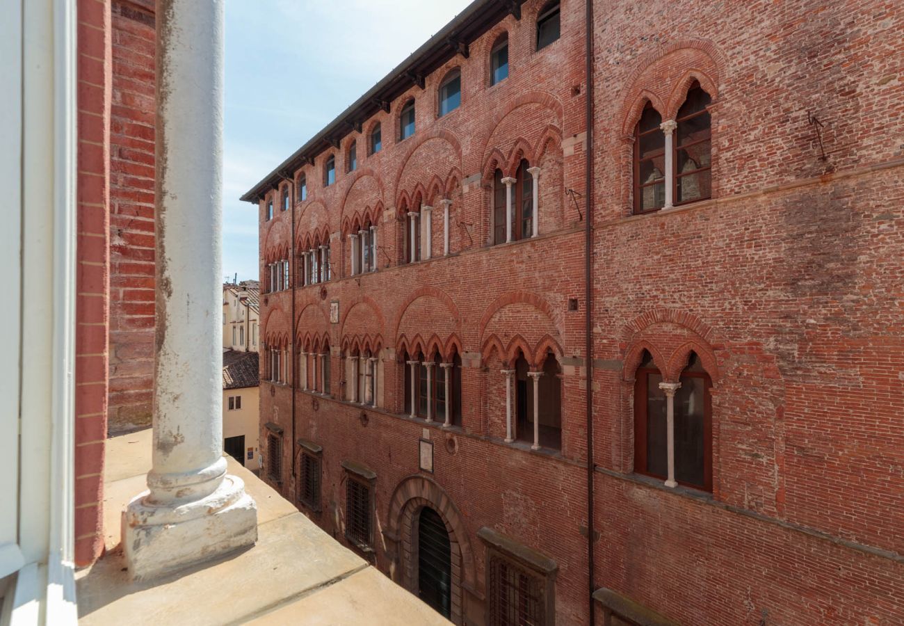 Ferienwohnung in Lucca - THE MEDIEVAL PENTHOUSE, Indulge among History in a Luxury 5 Bedrooms Apartment