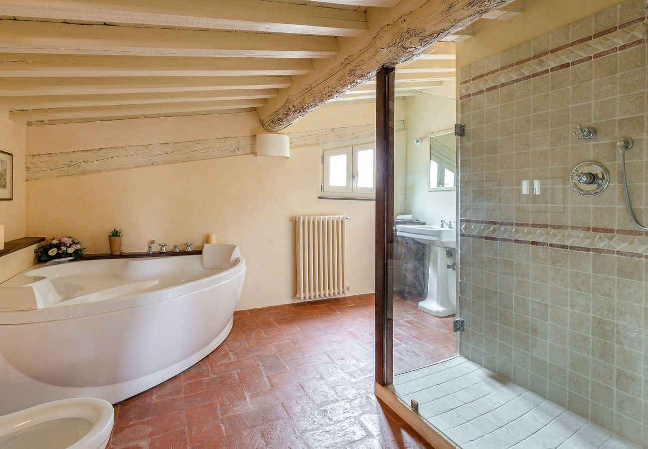 Ferienwohnung in Lucca - 8 Bedrooms Historical Masterpiece in the Heart of Lucca