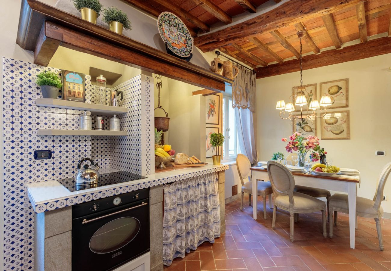 Ferienwohnung in Lucca - ASA KATHY: Smart and Convenient Luxury 2 Bedrooms Apartment inside the City Walls