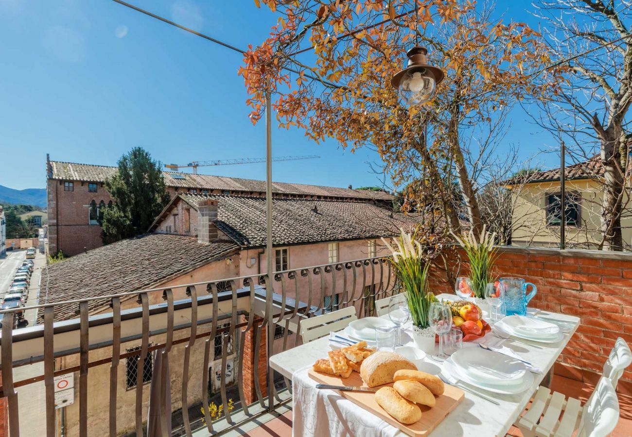 Ferienwohnung in Lucca - La Casa In Centro, simple convenient reasonably priced 3 bedrooms apartment with parking inside the walls of Lucca