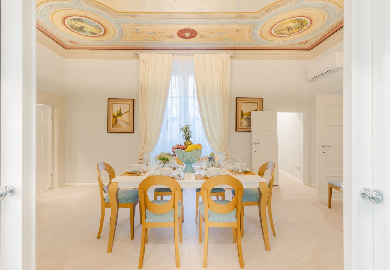 Ferienwohnung in Lucca - Luxury 3 Bedrooms Apartment with Elevator inside Lucca by the Main Square Piazza San Michele 