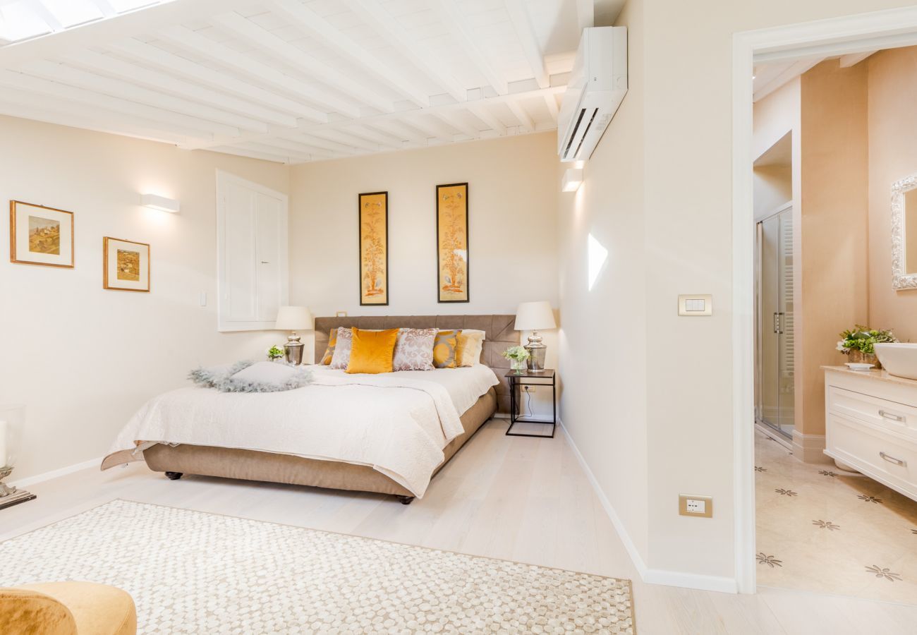 Ferienwohnung in Lucca - The Duchess Chambers, the Luxury Grand 3 bedrooms