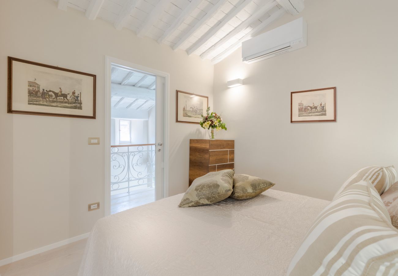 Ferienwohnung in Lucca - Grand 3 bedrooms Apartment with elevator inside the walls of Lucca