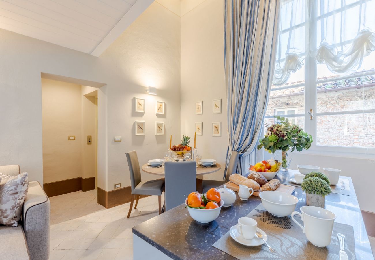 Ferienwohnung in Lucca - Luxury 1 Bedroom Apartment with Elevator inside the Walls of Lucca by the Main Square Piazza San Michele