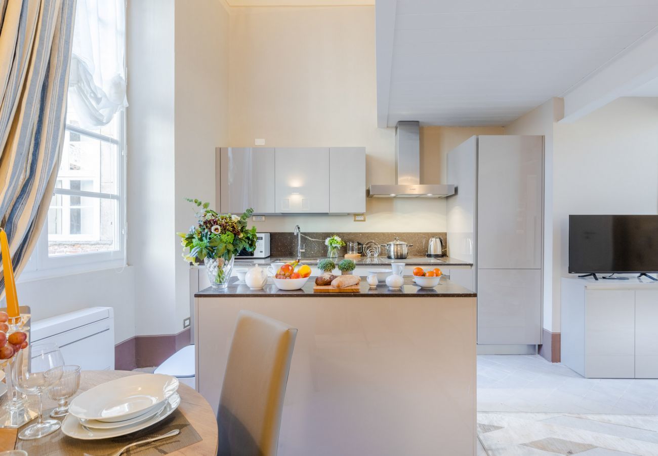 Ferienwohnung in Lucca - Luxury 1 Bedroom Apartment with Elevator inside the Walls of Lucca by the Main Square Piazza San Michele