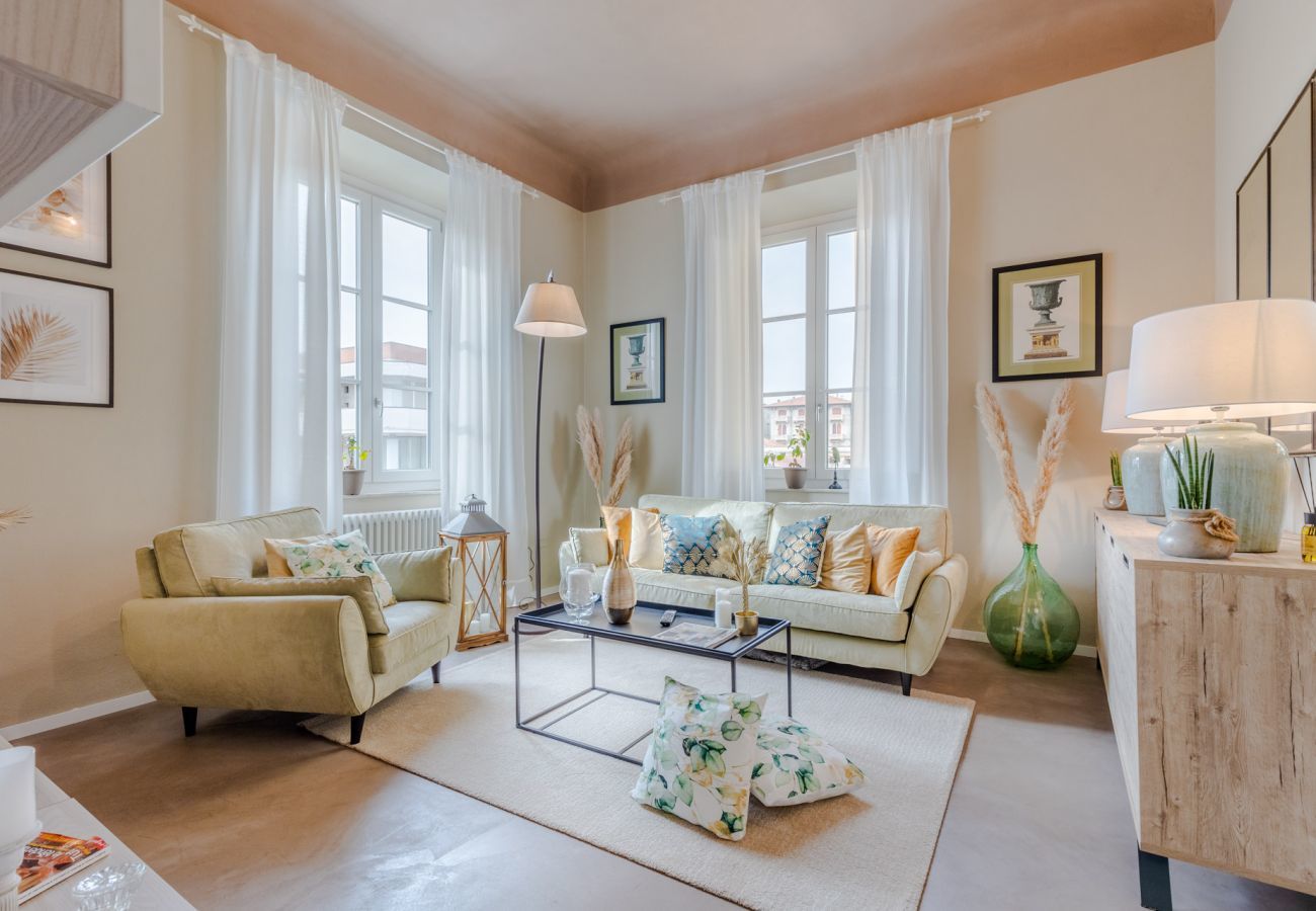 Ferienwohnung in Lucca - Casa Gina, a modern charming urban retreat with free parking by the train station and the Walls of Lucca