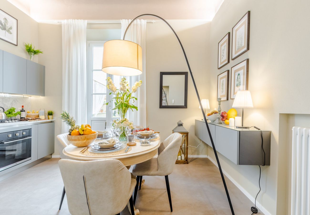 Ferienwohnung in Lucca - Casa Gina, a modern charming urban retreat with free parking by the train station and the Walls of Lucca