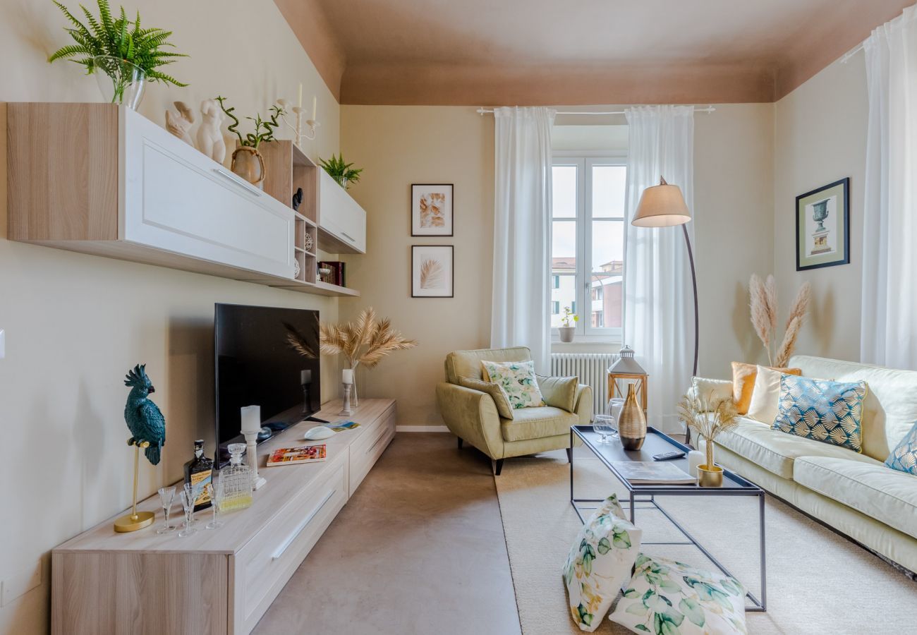 Ferienwohnung in Lucca - Casa Gina, a modern charming urban retreat with free parking by the train station and the Walls of Lucca