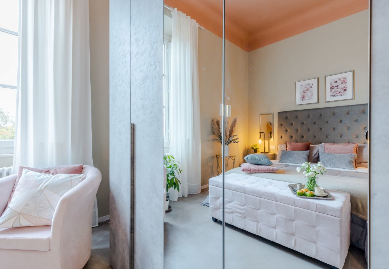 Ferienwohnung in Lucca - Casa Gina, a modern charming urban retreat with free parking by the train station and the Walls of Lucca