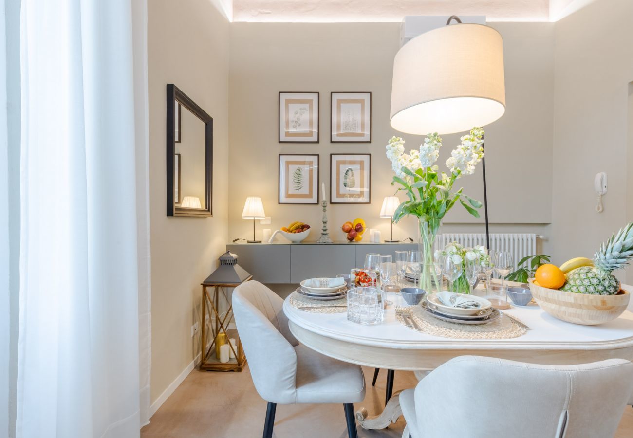 Ferienwohnung in Lucca - Casa Gina, a modern charming urban retreat with free parking by the train station and the Walls of Lucca