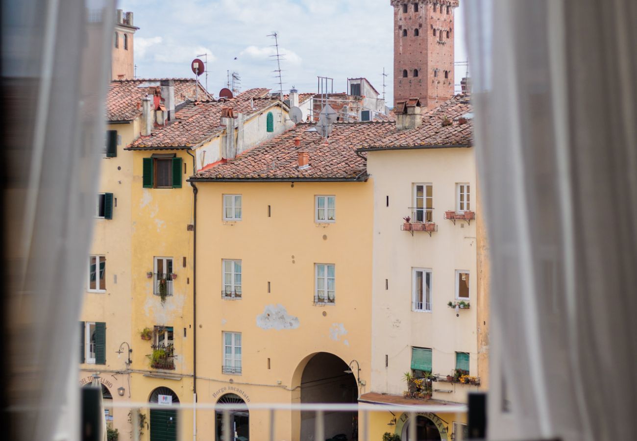 Ferienwohnung in Lucca - Luxury 3 bedrooms Apartment Amazing Views over the Amphiteatre Square inside the Walls of Lucca