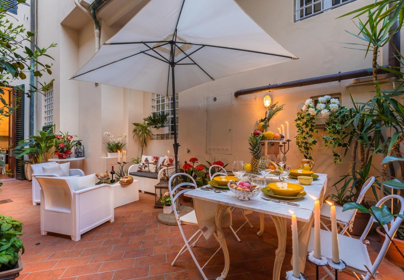 Ferienwohnung in Lucca - The Garden Along The Stream, romantic apartment with private garden inside the walls of Lucca