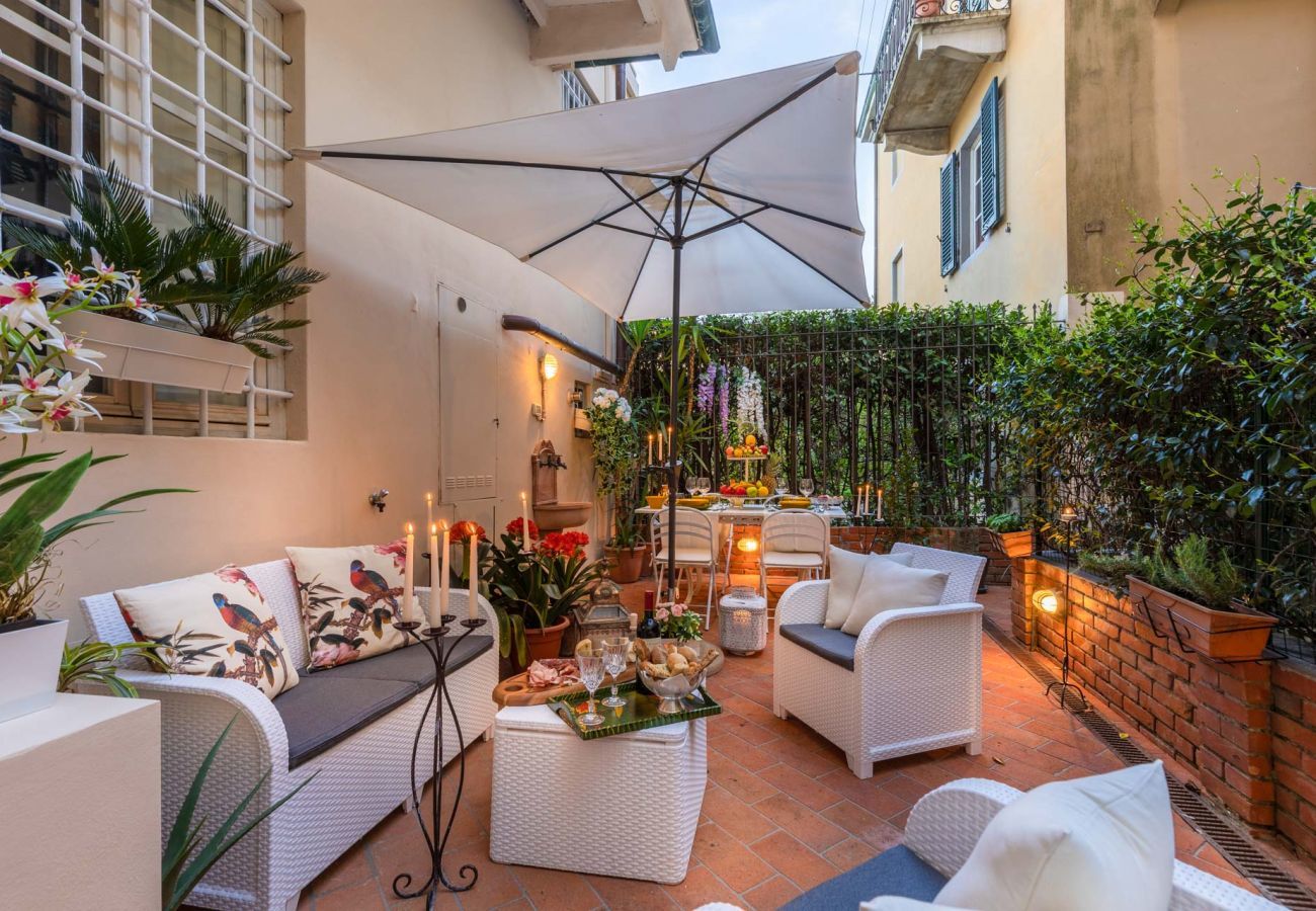 Ferienwohnung in Lucca - The Garden Along The Stream, romantic apartment with private garden inside the walls of Lucca