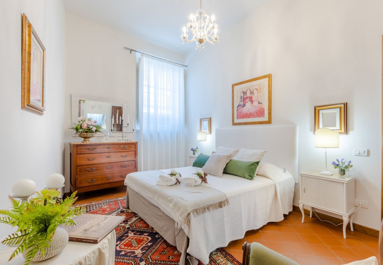 Ferienwohnung in Lucca - The Garden Along The Stream, romantic apartment with private garden inside the walls of Lucca