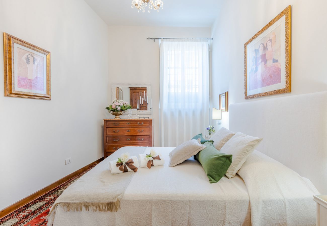 Ferienwohnung in Lucca - The Garden Along The Stream, romantic apartment with private garden inside the walls of Lucca